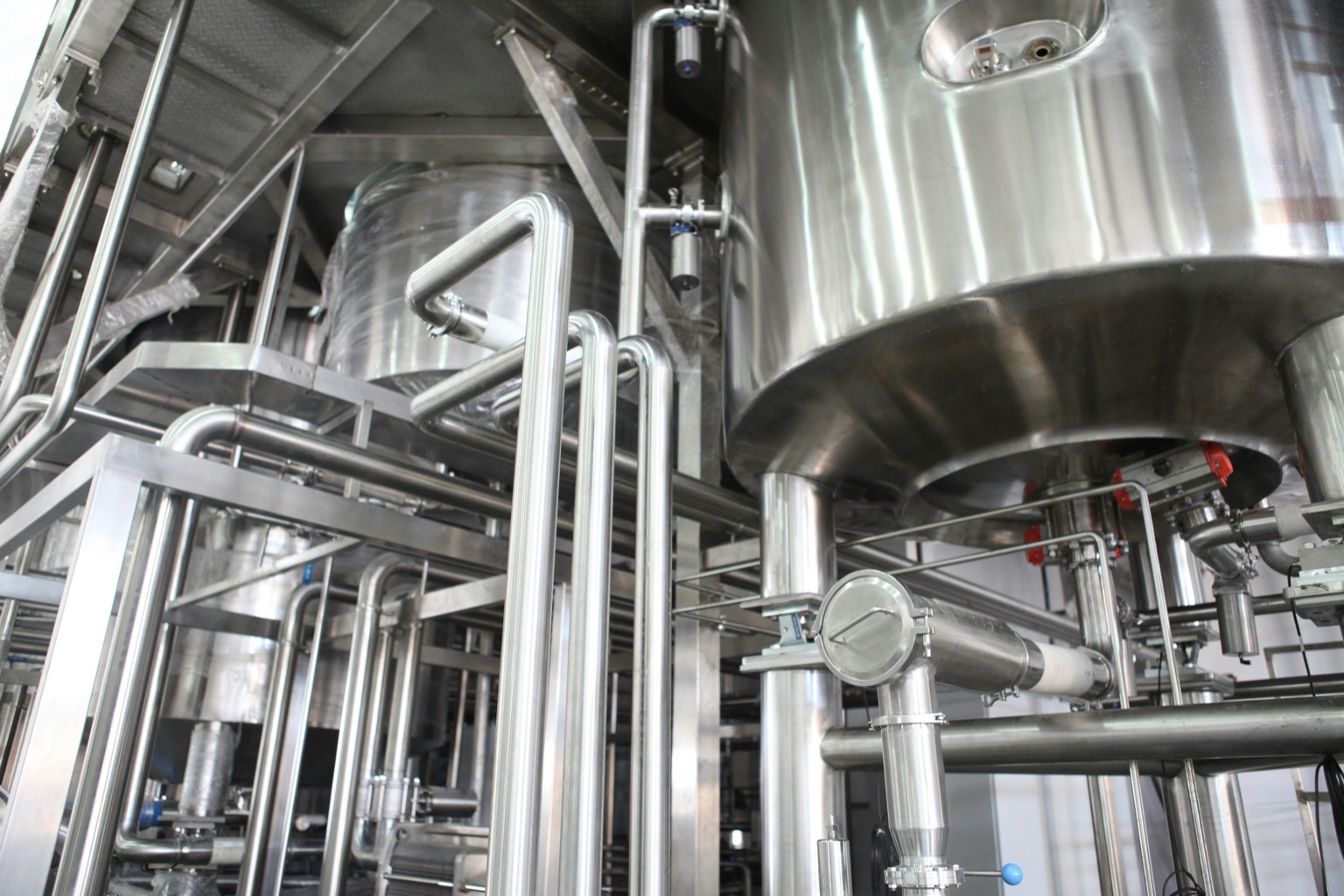 Stainless process piping and vessels in a bright process plant